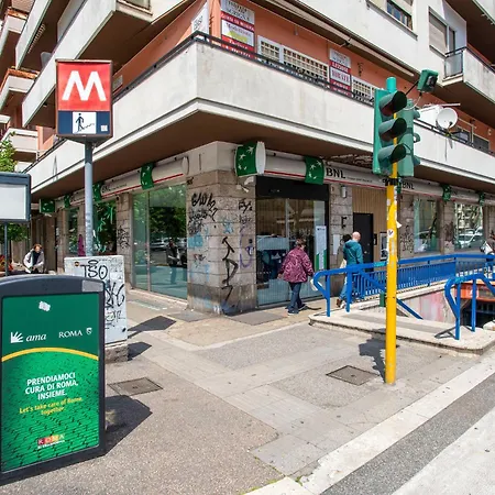 R&r-tuscolana Spacious Front Of The Subway