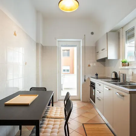 R&r-tuscolana Spacious Front Of The Subway Apartment *
