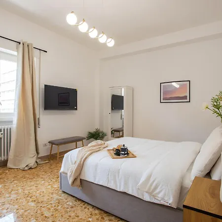 R&r-tuscolana Spacious Front Of The Subway Apartment Rome