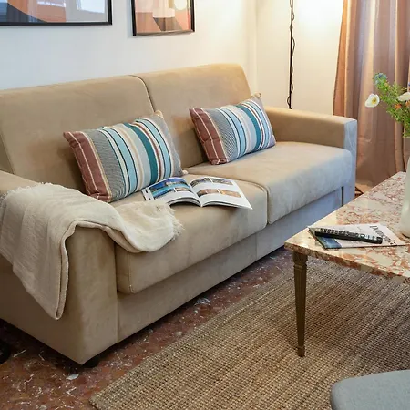 アパート R&r-tuscolana Spacious Front Of The Subway ローマ